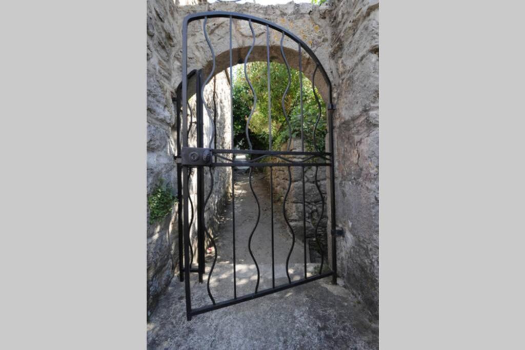 Maison Pierre Et Voute Au Coeur Du Village بالازوك المظهر الخارجي الصورة