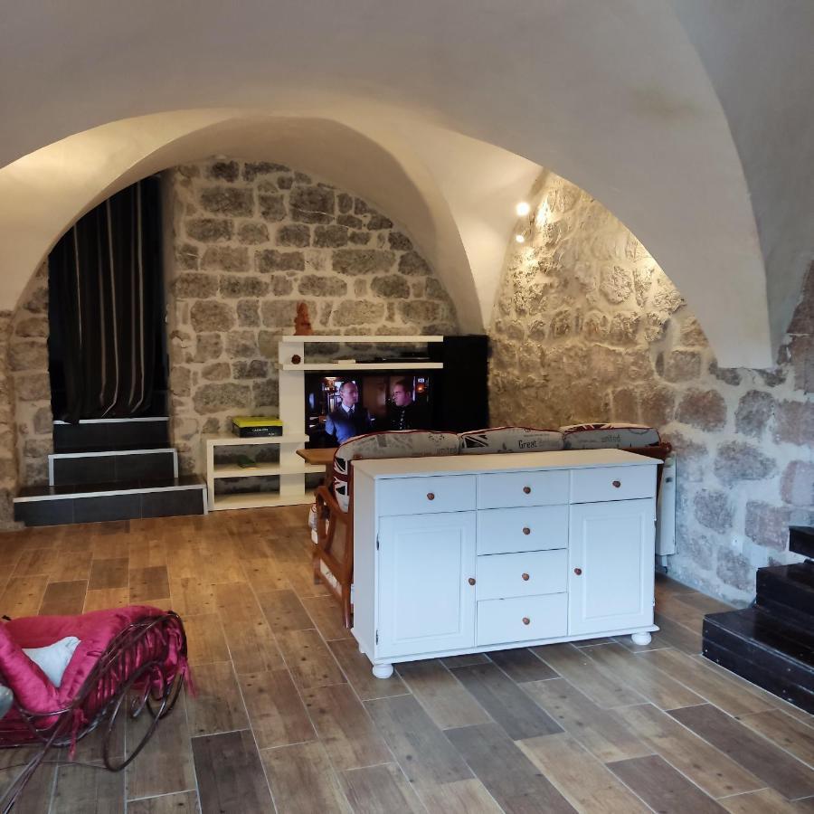 Maison Pierre Et Voute Au Coeur Du Village بالازوك المظهر الخارجي الصورة