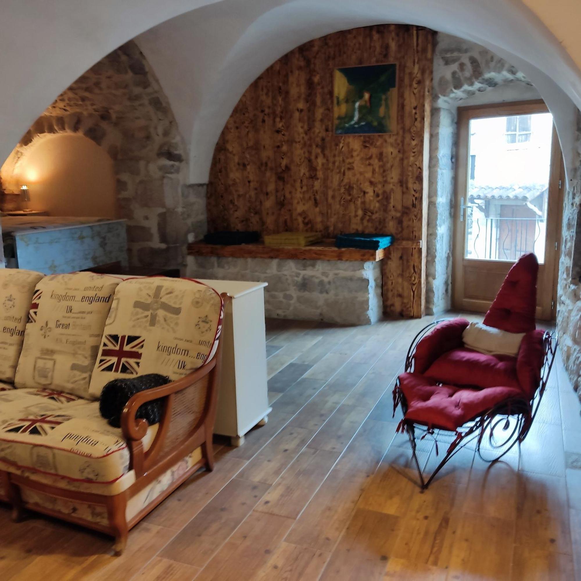 Maison Pierre Et Voute Au Coeur Du Village بالازوك المظهر الخارجي الصورة