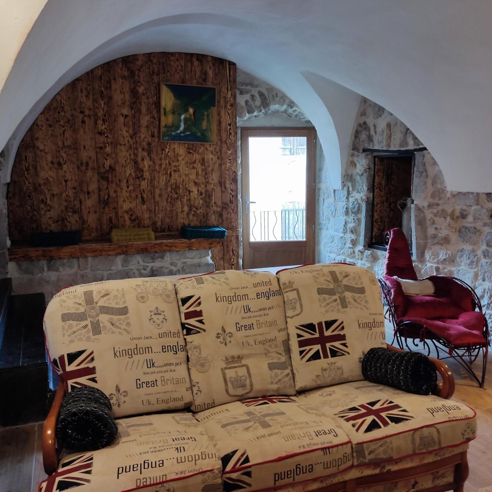 Maison Pierre Et Voute Au Coeur Du Village بالازوك المظهر الخارجي الصورة